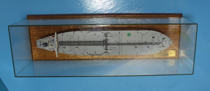 Tankerachter "MT Tartar" Vollrumpf in Glasvitrine (1 St.) N 1993 Carat C 10FHV